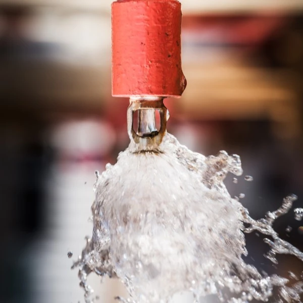Sprinkler de incendio e tubulacao vermelha
